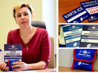 Członek Zarządu Powiatu Sylwia Wojtasik prezentuje pakiet "Koperta życia"