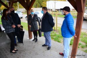 Przedstawiciele starostwa, gminy Otyń i stowarzyszenia MEDYK spotkali się pod wiatą rowerową w Otyniu. W pobliżu tego miejsca ma być zlokalizowany punkt badań