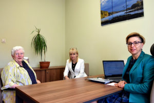 Starosta Iwona Brzozowska oraz Członek Zarządu Powiatu Sylwia Wojtasik spotkały się z szefową Rady Seniorów Haliną Napieralską-Pruską