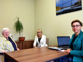 Starosta Iwona Brzozowska oraz Członek Zarządu Powiatu Sylwia Wojtasik spotkały się z szefową Rady Seniorów Haliną Napieralską-Pruską