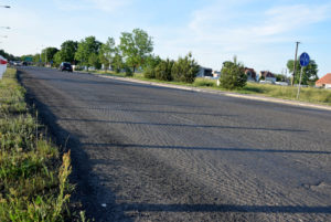 Ulica Zielonogórska - zerwana warstwa asfaltu