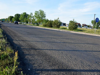 Ulica Zielonogórska - zerwana warstwa asfaltu