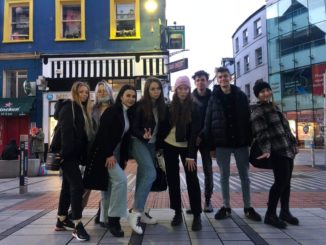 Uczniowie ZSP nr 4 w Nowej Soli podczas wyjazdu do Irlandii - zdjęcie grupowe