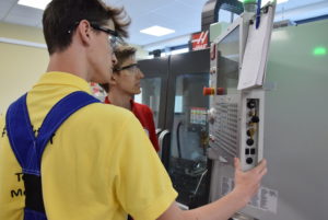 Uczniowie korzystają z nowoczesnych urządzeń CNC