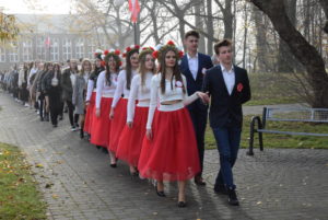 150 par zatańczyło poloneza na placu Powstańców Śląskich i Wielkopolskich