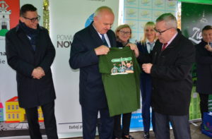 Prezydent Jacek Milewski wręczył Wojewodzie koszulkę ze ślimaczkiem, który dotarł do celu
