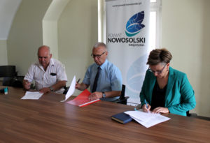 Wicestrosta W.Wrześniak i Członek Zarządu Sylwia Wojtasik podpisali umowę na remont sal gimnastycznych w ZSP nr 4