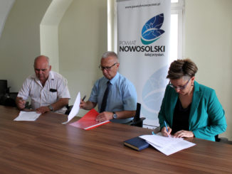 Wicestrosta W.Wrześniak i Członek Zarządu Sylwia Wojtasik podpisali umowę na remont sal gimnastycznych w ZSP nr 4