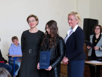 Członek Zarządu Sylwia Wojtaik oraz Dyrektor LO Aleksandra Grządko wręczają nagrody laureatom