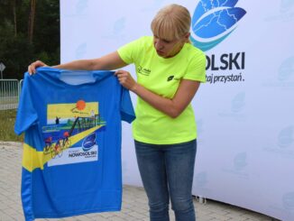 Starosta Iwona Brzozowska prezentuje nową koszulkę