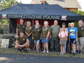 Członkowie Stowarzyszenia Polania ze Starostą Iwoną Brzozowską