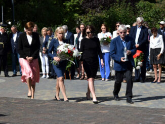 Delegacja Powiatu Nowosolskiego złożyła kwiaty pod Pomnikiem Bohaterom Walk o Polskę