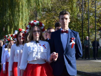 Uczniowie LO i SP nr 2 zatańczyli poloneza