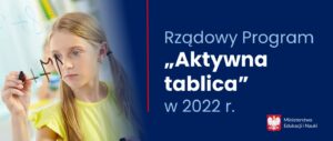 Rządowy Program aktywna tablica w 2022 roku i zdjęcie piszącej dziewczynki