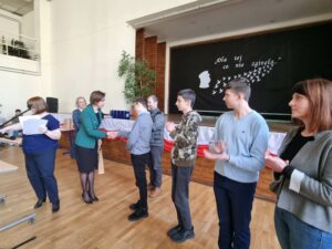 Laureatom oraz uczestnikom konkursu gratulacje złożyła Członek Zarządu Powiatu Nowosolskiego Sylwia Wojtasik