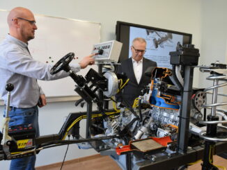 W nowej pracowni ZSP nr 2 znajdują się model edukacyjny benzynowego silnika z wtryskiem wielopunktowym wraz z podwoziem z ABS