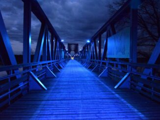 most Kolej na rower podświetlony na kolor niebieski