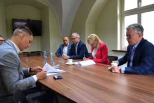 Zarząd Powiatu Nowosolskiego podpisał umowę z wykonawcą inwestycji 