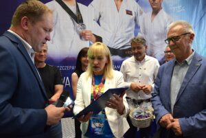 Przedstawiciele Powiatu Nowosolskiego złożyli gratulacje organizatorowi turnieju