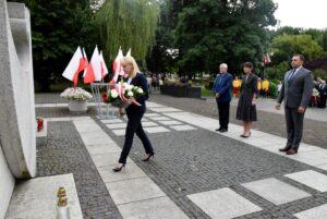 Przedstawiciele Powiatu Nowosolskiego złożyli kwiaty przy pomniku