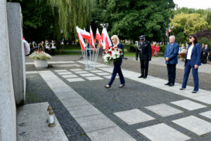 Przedstawiciele Powiatu Nowosolskiego złożyli kwiaty pod pomnikiem 