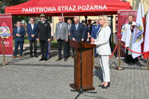 Starosta Iwona Brzozowska podczas uroczystości podkreślała rolę nowosolskich strażaków 