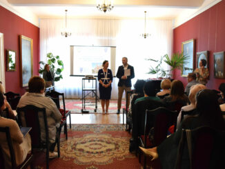 Konferencję w muzeum rozpoczęli Pulik-Sowińska, Dyrektor Ośrodka Doskonalenia Nauczycieli w Zielonej Górze oraz Paweł Zapeński, Dyrektor Poradni Psychologiczno-Pedagogicznej w Nowej Soli.