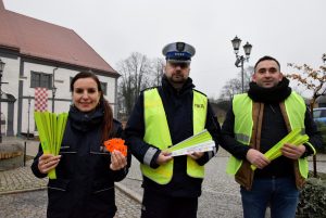 Przedstawiciele Powiatu i policji odblaski rozdawali w Kożuchowie 