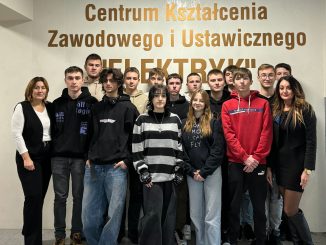 Uczniowie CKZiU Elektryk wraz z opiekunami